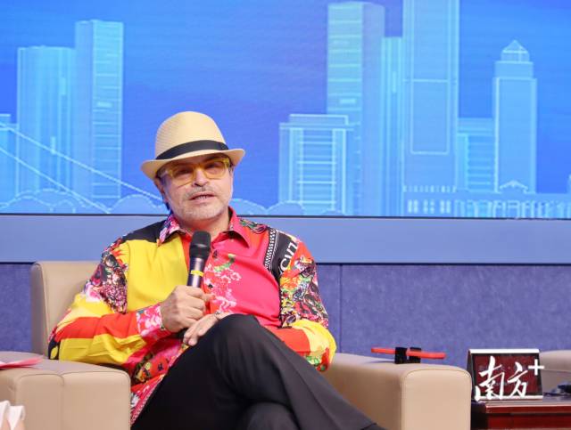 美國籍攝影師亞歷山大·勞埃德(Alexander Lloyd)