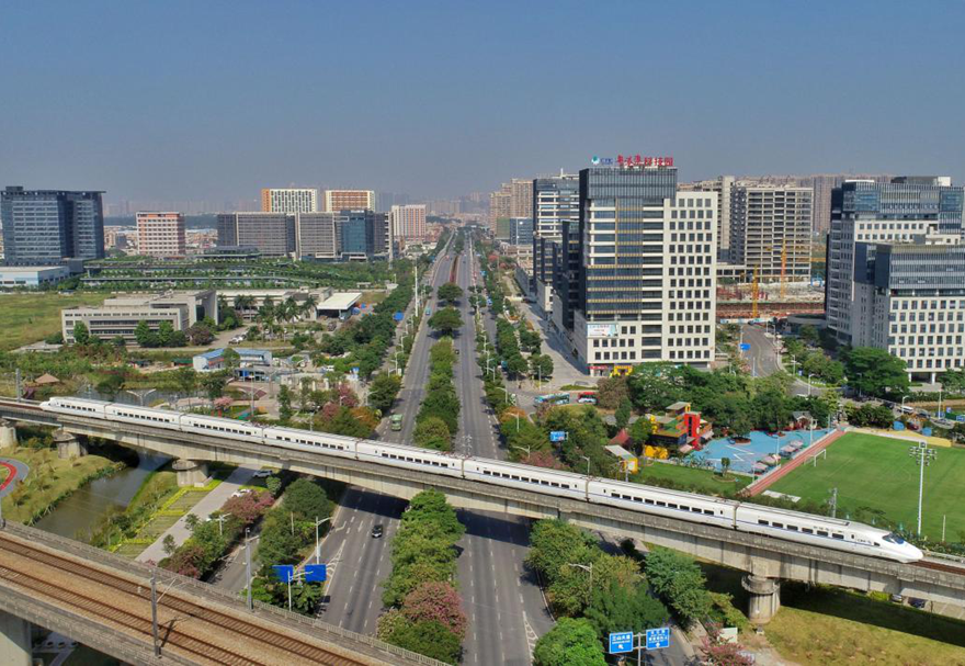 三龍灣一小時(shí)交通圈內(nèi)集聚機(jī)場、高鐵、城際軌道、高快速公路等重大交通基礎(chǔ)設(shè)施。高效便捷的對(duì)內(nèi)對(duì)外通道，為人才、資本、信息、技術(shù)等要素自由流動(dòng)打下了良好基礎(chǔ)。圖為穿過三龍灣的高鐵線。