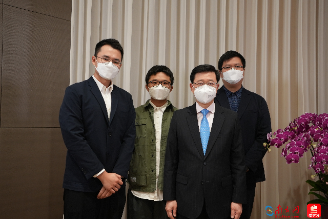 李家超與南方報業(yè)記者合影。