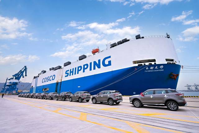 圖為汽車滾裝外貿(mào)首航儀式。