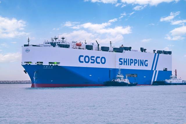 圖為汽車滾裝外貿(mào)首航儀式。