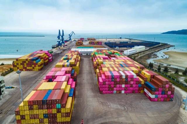 圖為汽車滾裝外貿(mào)首航儀式。