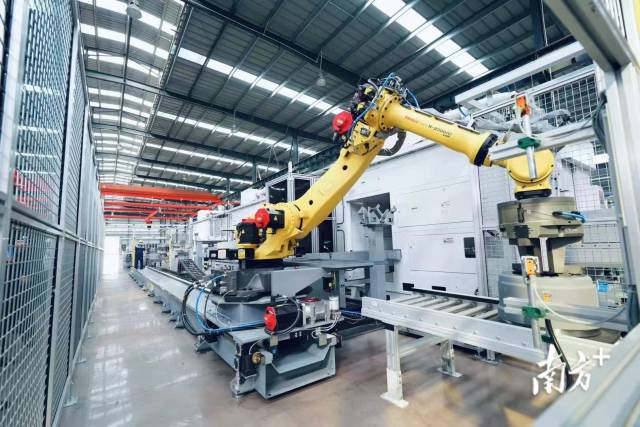 富華重工被認定為“全國制造業單項冠軍示范企業”，其生產線實現了自動化、數字化、智能化生產。董有逸 攝