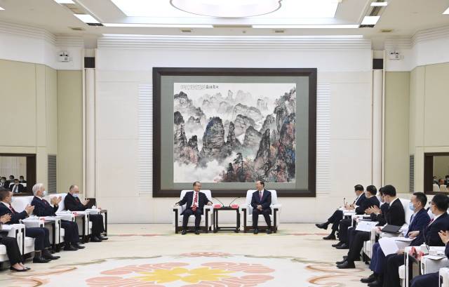 4月25日下午,省委書記黃坤明,省委副書記、省長王偉中在廣州會見了以香港中華總商會會長、新華集團主席蔡冠深為團長的香港中華總商會訪問團一行。南方+記者 王輝 肖雄 攝 4月25日下午,省委書記黃坤明,省委副書記、省長王偉中在廣州會見了以香港中華總商會會長、新華集團主席蔡冠深為團長的香港中華總商會訪問團一行。南方+記者 王輝 肖雄 攝