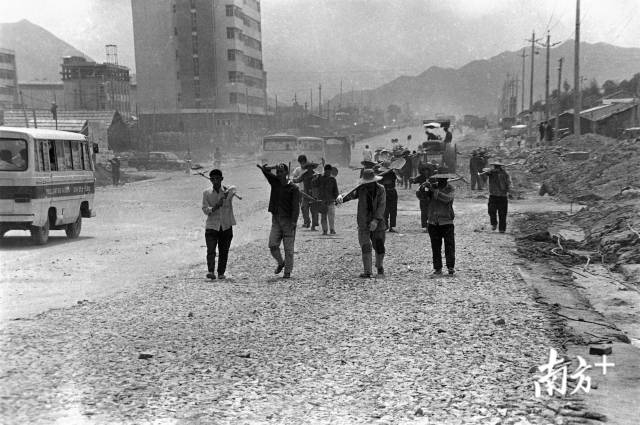 1982年，建設中的深南大道，西往東方向。