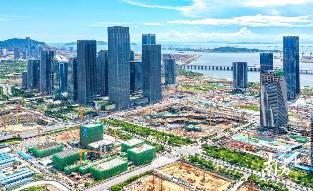 2020年8月，建設中的深圳前海蛇口自貿片區，高樓拔地而起。南方日報記者 朱洪波 攝