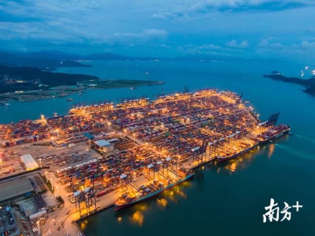 2020年6月，入夜的鹽田港燈火通明，它是世界集裝箱吞吐量最大的港口之一。