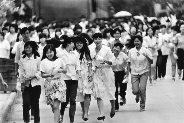1989年，深圳蛇口凱達玩具廠下班的女工。