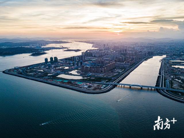 2020年6月，汕頭東海岸新城正在如火如荼地建設中。