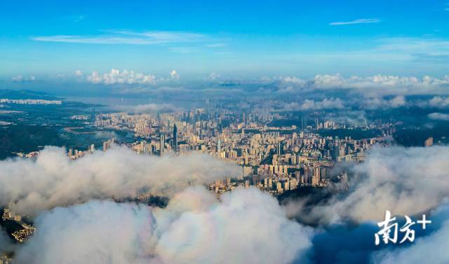 2020年8月，云端上俯瞰深圳市區。40年來，深圳從默默無聞的邊陲小鎮到擁有2000萬人的現代化國際都市。