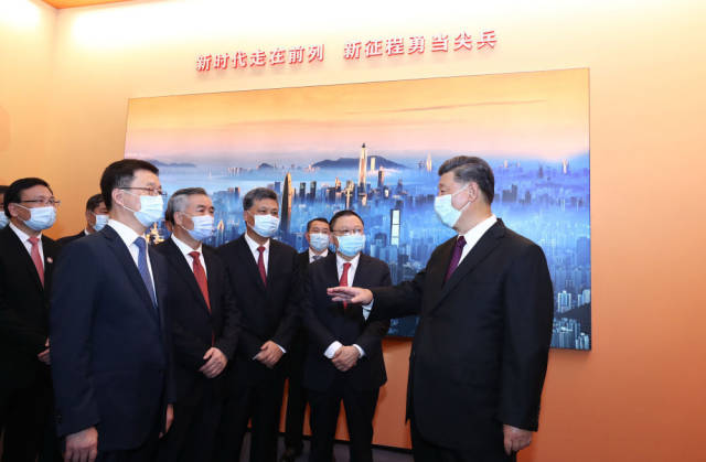 10月14日上午，習近平等參觀“從先行先試到先行示范——慶祝深圳經濟特區建立40周年展覽”。新華社記者 鞠鵬