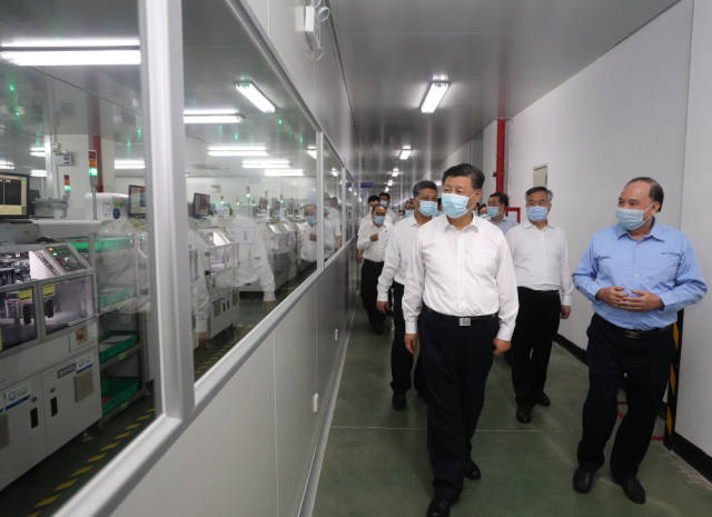 10月12日至13日，中共中央總書記、國家主席、中央軍委主席習近平在廣東考察。這是12日下午，習近平在潮州市潮州三環（集團）股份有限公司生產車間考察。新華社記者 王曄 攝