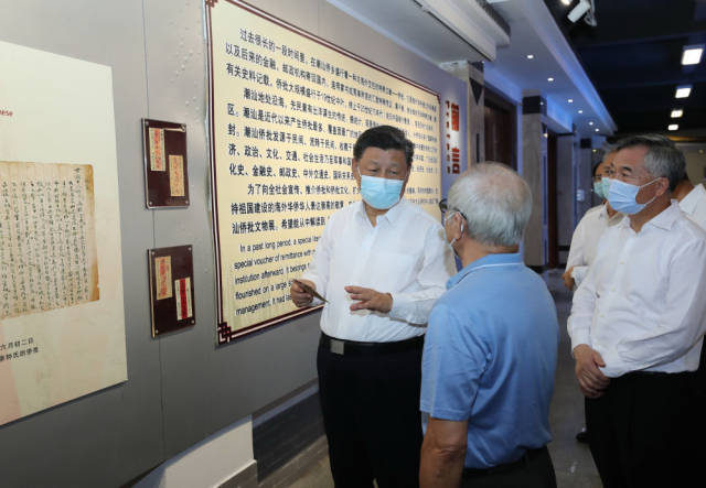 10月13日下午，習近平在汕頭市小公園開埠區僑批文物館考察，了解僑批歷史和潮汕華僑文化。新華社記者 王曄 攝