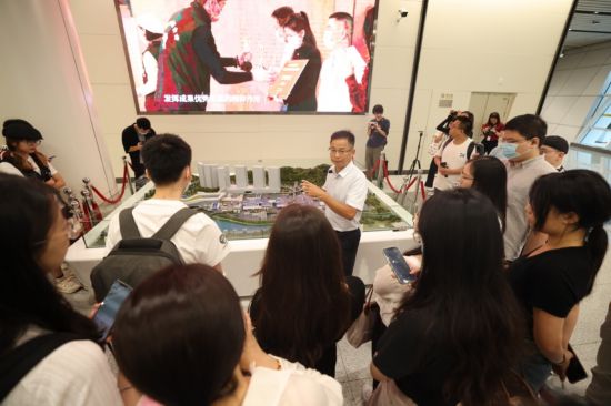 圖為深圳市政府口岸辦公室通關管理處工作人員為采風團介紹蓮塘口岸相關情況。（主辦方供圖）