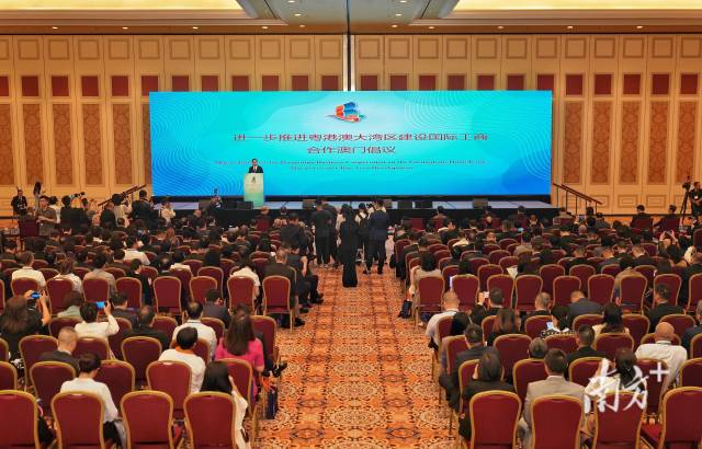 首屆粵港澳大灣區發展工商大會開幕式上,大會組委會發布了《進一步推進粵港澳大灣區建設國際工商合作澳門倡議》。 首屆粵港澳大灣區發展工商大會開幕式上,大會組委會發布了《進一步推進粵港澳大灣區建設國際工商合作澳門倡議》。