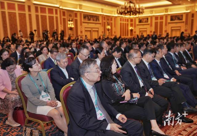 9月14日,首屆粵港澳大灣區發展工商大會在澳門開幕,來自20個國家和地區的逾千名各界人士與會。 9月14日,首屆粵港澳大灣區發展工商大會在澳門開幕,來自20個國家和地區的逾千名各界人士與會。