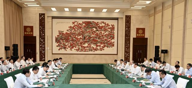 　　10月15日至17日，江蘇省黨政代表團來粵考察交流。17日下午，兩省在廣州召開合作交流座談會，共商粵蘇深化合作事宜，攜手走好高質量發展之路。南方日報記者 王輝 攝