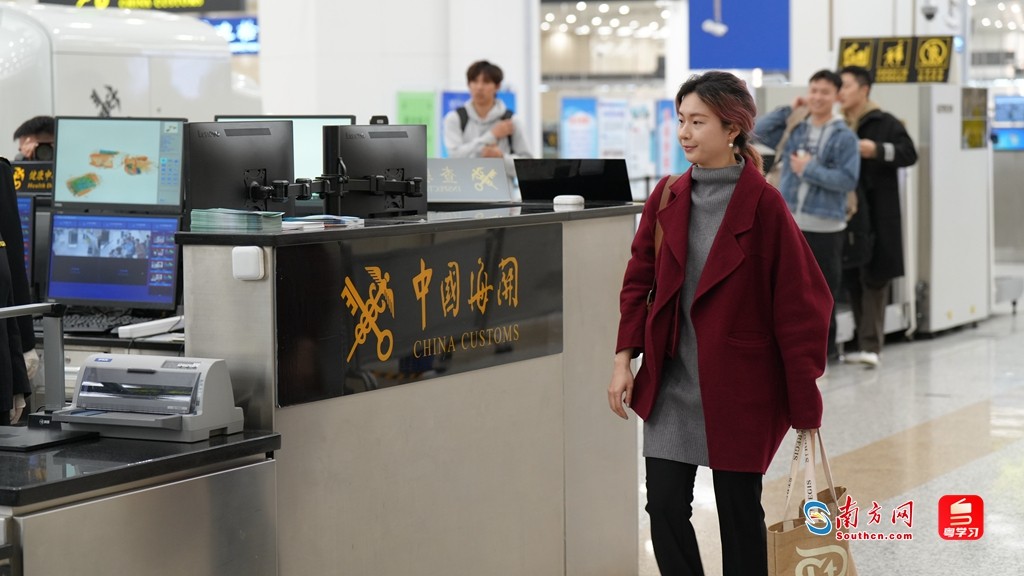 首位攜帶動植物產(chǎn)品的澳門居民通過海關(guān)查驗。