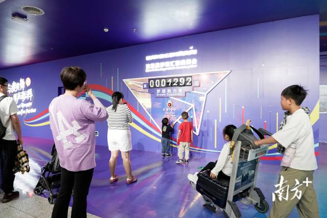 旅客們在現場打卡留念。