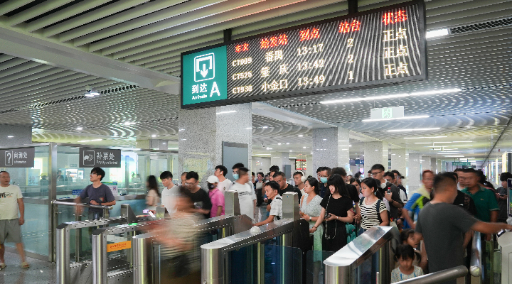 7.8萬人次進(jìn)站飲“頭啖湯”！廣惠、廣肇城際開通首日客流占廣東城際超八成