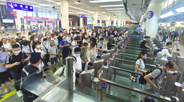 再創(chuàng)新高！深港陸路口岸單日出入境旅客82.98萬人次