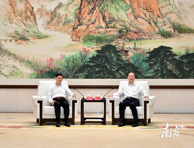 7月12日下午,省委書記黃坤明在廣州與香港特別行政區行政長官李家超會見交流。南方+記者 王輝 攝 7月12日下午,省委書記黃坤明在廣州與香港特別行政區行政長官李家超會見交流。南方+記者 王輝 攝