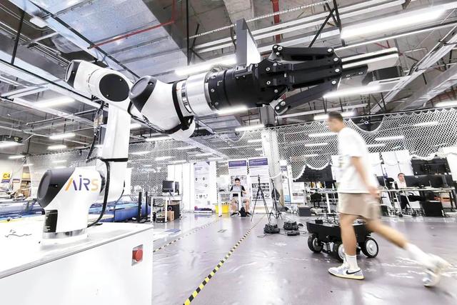 深圳市人工智能與機器人研究院的設(shè)備實驗測試場。(受訪機構(gòu)供圖) 深圳市人工智能與機器人研究院的設(shè)備實驗測試場。(受訪機構(gòu)供圖)