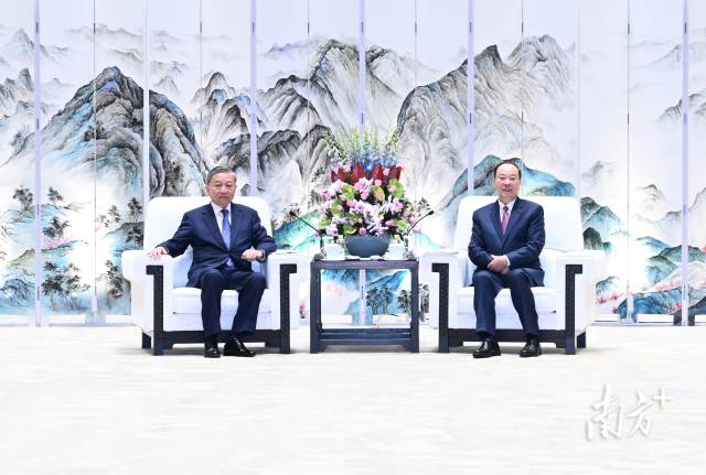 8月18日,省委書記黃坤明與來粵訪問的越共中央總書記、國家主席蘇林會見交流。南方+記者 王輝 攝 8月18日,省委書記黃坤明與來粵訪問的越共中央總書記、國家主席蘇林會見交流。南方+記者 王輝 攝