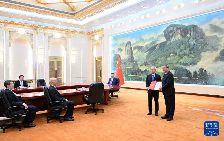 11月1日下午，國家主席習近平在北京人民大會堂會見新當選并獲中央政府任命的澳門特別行政區第六任行政長官岑浩輝。這是在習近平的見證下，國務院總理李強向岑浩輝頒發任命他為中華人民共和國澳門特別行政區第六任行政長官的國務院第794號令。新華社記者 申宏 攝