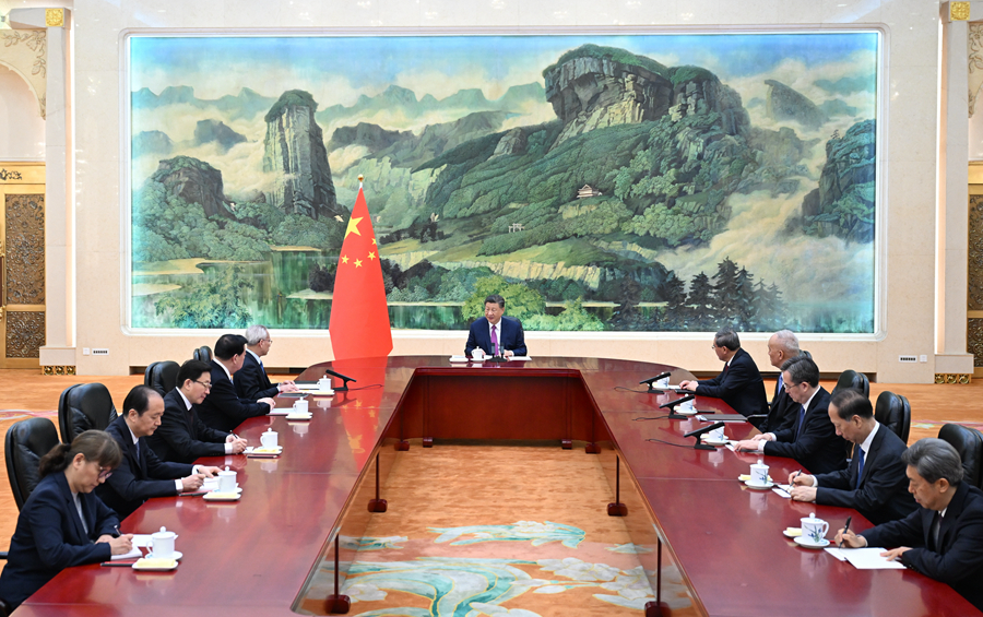 11月1日下午，國家主席習近平在北京人民大會堂會見新當選并獲中央政府任命的澳門特別行政區第六任行政長官岑浩輝。新華社記者 謝環馳 攝