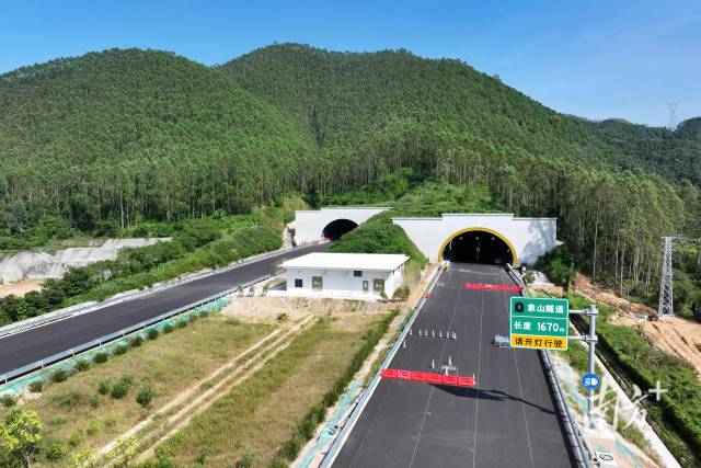 象山隧道全長1630米，是黃茅海跨海通道中最長的隧道。