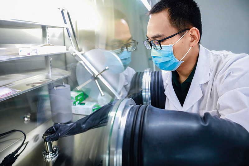 2021年9月，科研人員在位于廣東東莞的松山湖材料實驗室研究月壤樣品。