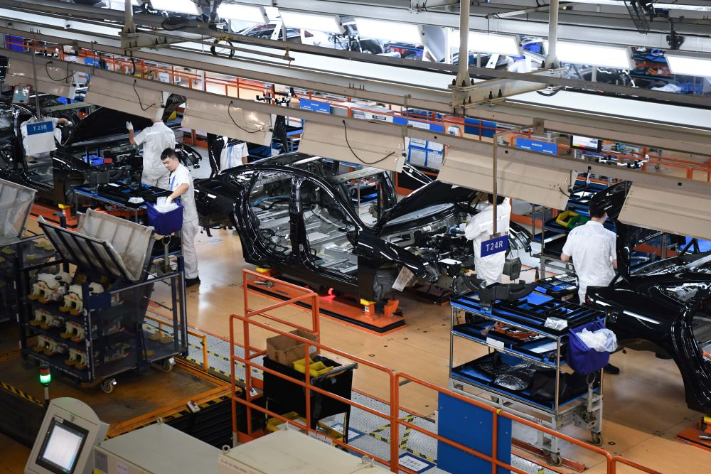 2023年10月9日，工作人員在廣東肇慶小鵬汽車智能網聯科技產業園內的總裝生產線上工作。