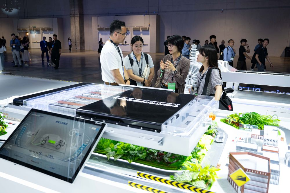 2024年5月23日，參觀者在澳門舉辦的2024BEYOND國際科技創新博覽會上寧德時代展位參觀。