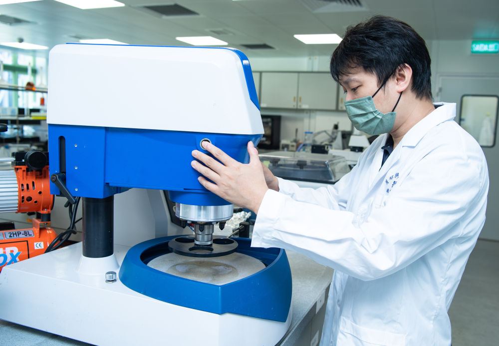 2022年10月6日，澳門科技大學月球與行星科學國家重點實驗室助理教授鄧志培在實驗室內工作。