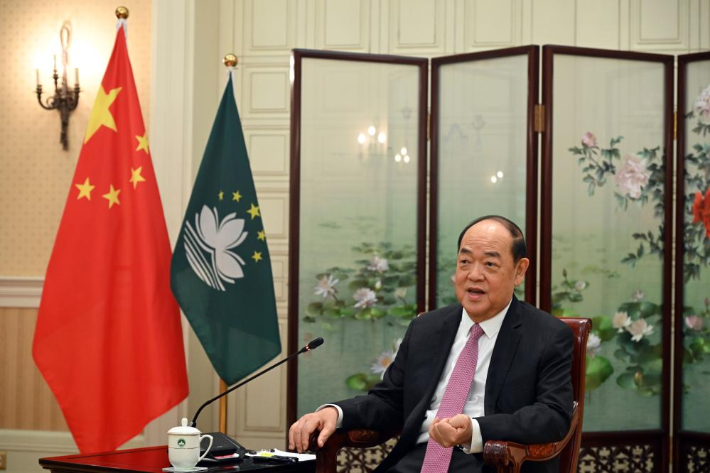 11月20日,澳門特區行政長官賀一誠接受采訪。新華社記者 金良快 攝 11月20日,澳門特區行政長官賀一誠接受采訪。新華社記者 金良快 攝