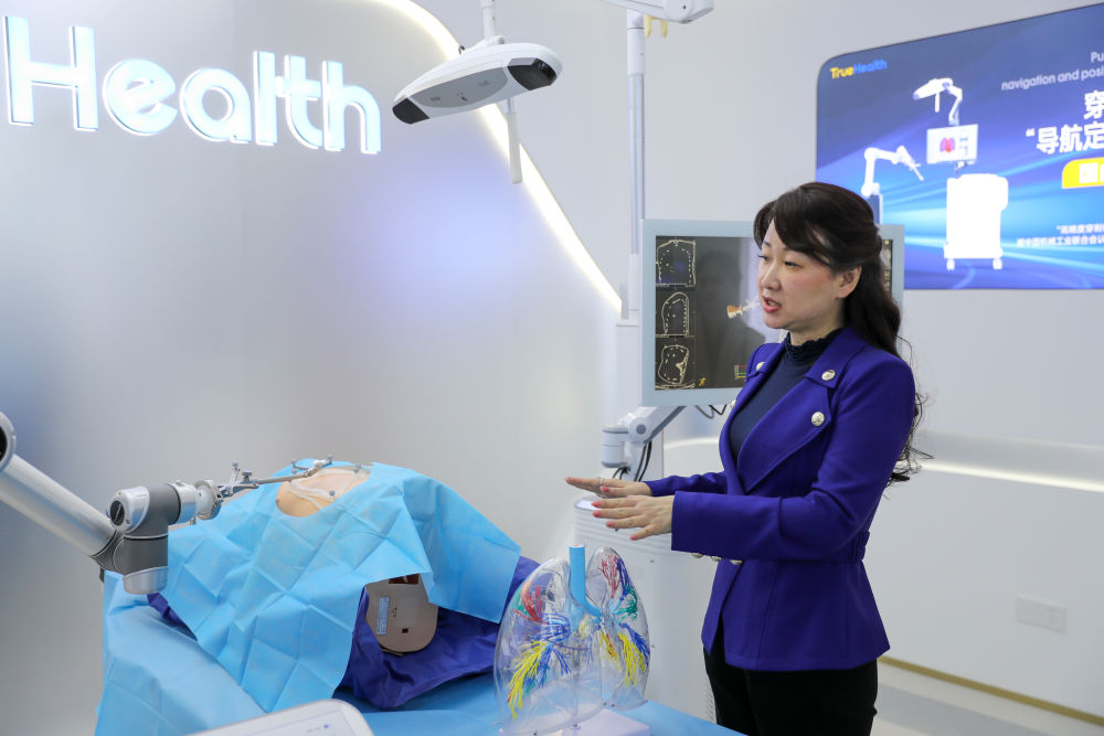 2024年11月24日，在橫琴澳門青年創(chuàng)業(yè)谷，澳門青年介紹“穿刺手術(shù)導(dǎo)航定位系統(tǒng)”。