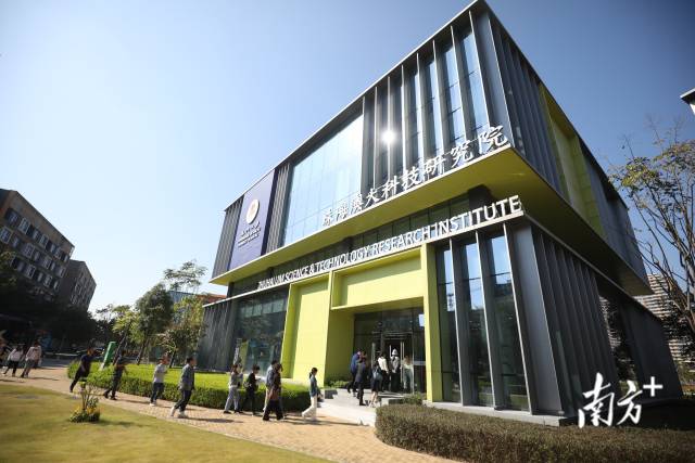 慶祝澳門回歸祖國25周年媒體集中采訪團走進珠海澳大科技研究院。