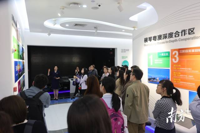 人們赴橫琴粵澳深度合作區展廳了解合作區建設情況。 人們赴橫琴粵澳深度合作區展廳了解合作區建設情況。