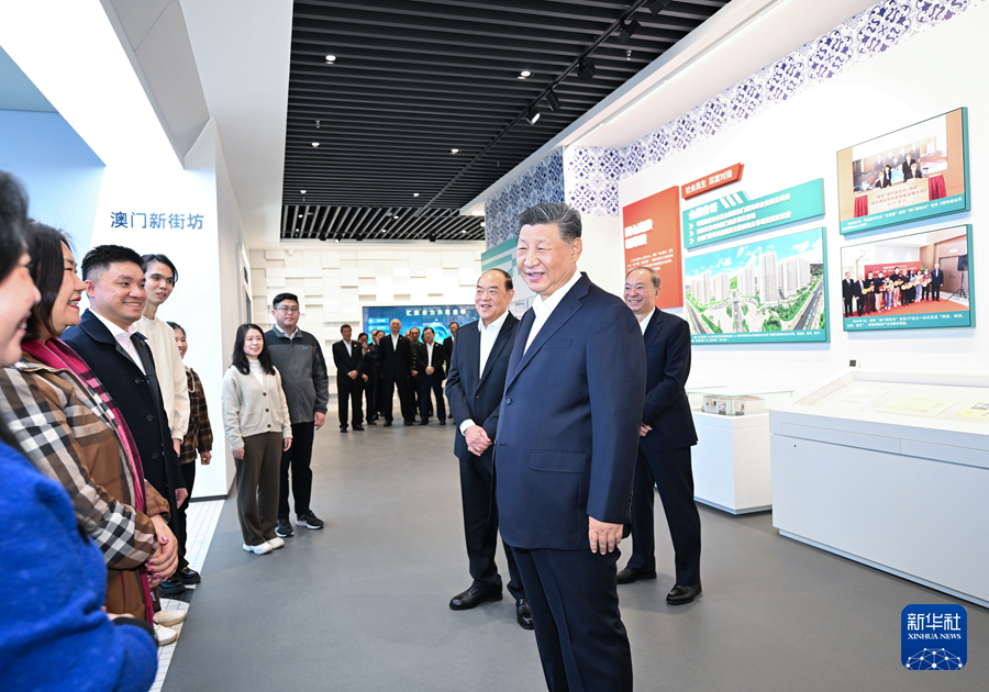 12月19日上午，中共中央總書記、國家主席、中央軍委主席習(xí)近平在澳門特別行政區(qū)行政長官賀一誠陪同下，來到橫琴粵澳深度合作區(qū)考察。這是習(xí)近平在橫琴天沐琴臺展示廳澳門新街坊項目展區(qū)前，同居住在這里的市民代表親切交談。新華社記者 燕雁 攝