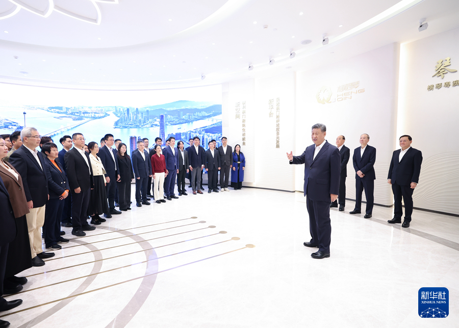 12月19日上午，中共中央總書記、國家主席、中央軍委主席習(xí)近平在澳門特別行政區(qū)行政長官賀一誠陪同下，來到橫琴粵澳深度合作區(qū)考察。這是習(xí)近平在橫琴天沐琴臺展示廳考察時，同參與橫琴粵澳深度合作區(qū)規(guī)劃、建設(shè)、管理、服務(wù)等各方面代表親切交流。新華社記者 鞠鵬 攝