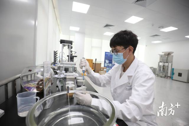 位于橫琴·澳門青年創業者內的珠海澳大研究院，工作人員正在進行科研實驗。南方+記者 關銘榮 攝