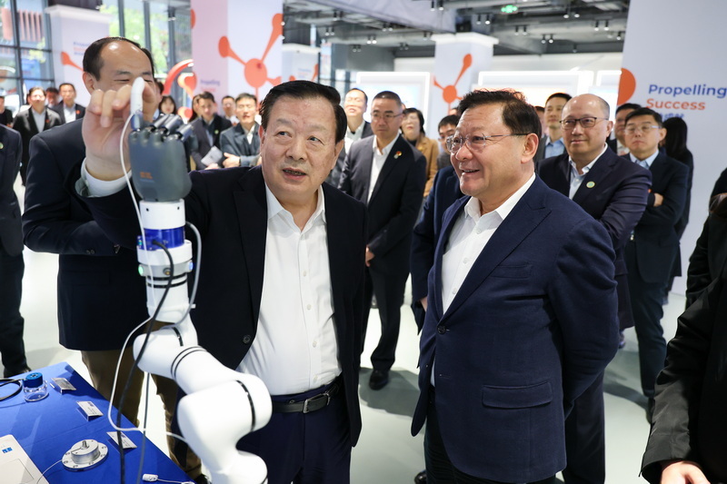 夏寶龍走訪香港科學園深圳分園