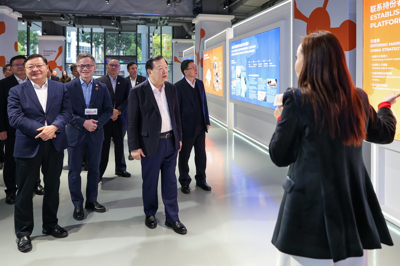 夏寶龍走訪香港科學園深圳分園