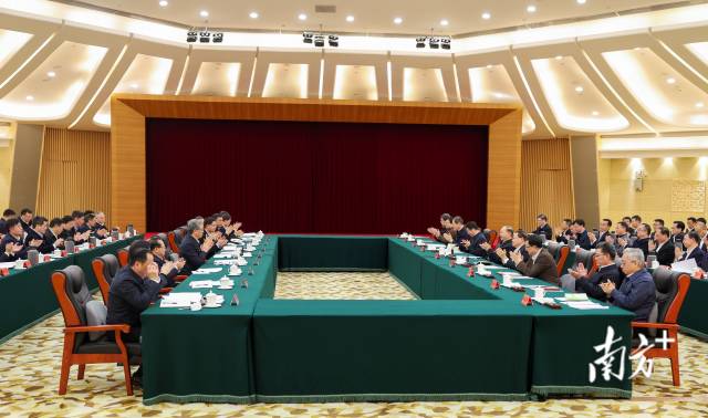 13日下午,兩省區(qū)在廣州召開粵桂東西部協(xié)作聯(lián)席會(huì)議。南方+記者 王輝 李細(xì)華 攝 13日下午,兩省區(qū)在廣州召開粵桂東西部協(xié)作聯(lián)席會(huì)議。南方+記者 王輝 李細(xì)華 攝