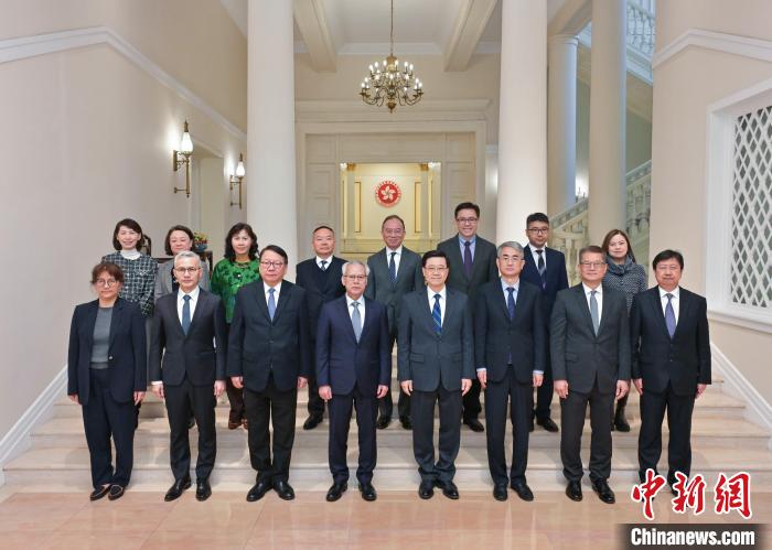 2月14日,香港特區行政長官李家超(前排右四)率多位香港特區政府官員在香港禮賓府會見率團來香港訪問的澳門特區行政長官岑浩輝(前排左四)一行。 香港特區政府新聞處供圖 2月14日,香港特區行政長官李家超(前排右四)率多位香港特區政府官員在香港禮賓府會見率團來香港訪問的澳門特區行政長官岑浩輝(前排左四)一行。 香港特區政府新聞處供圖