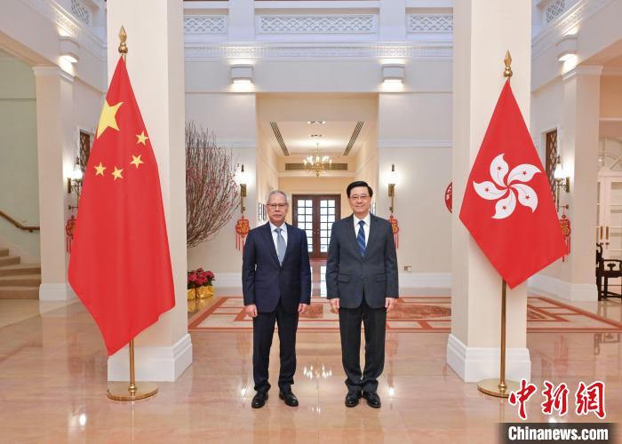 2月14日,香港特區行政長官李家超(右)在香港禮賓府會見率團來香港訪問的澳門特區行政長官岑浩輝(左)。 香港特區政府新聞處供圖 2月14日,香港特區行政長官李家超(右)在香港禮賓府會見率團來香港訪問的澳門特區行政長官岑浩輝(左)。 香港特區政府新聞處供圖