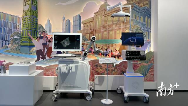 走進“琴澳和鳴——橫琴粵澳深度合作區建設主題展”,機械臂正以毫米級精度演繹“生命方程式”。 走進“琴澳和鳴——橫琴粵澳深度合作區建設主題展”,機械臂正以毫米級精度演繹“生命方程式”。