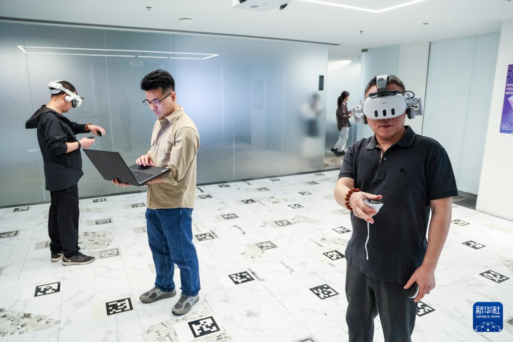 在位于深圳市南山區(qū)的元象科技實(shí)驗(yàn)室，研發(fā)人員進(jìn)行VR設(shè)備測(cè)試（3月4日攝）。