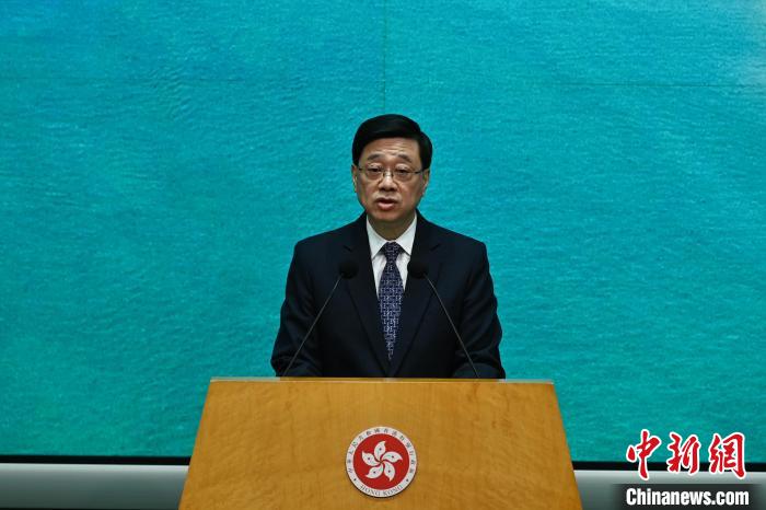 5月6日,香港特區行政長官李家超出席行政會議前會見媒體時宣布,他將于5月10日率團前往卡塔爾和科威特訪問。 中新社記者 李志華 攝 5月6日,香港特區行政長官李家超出席行政會議前會見媒體時宣布,他將于5月10日率團前往卡塔爾和科威特訪問。 中新社記者 李志華 攝